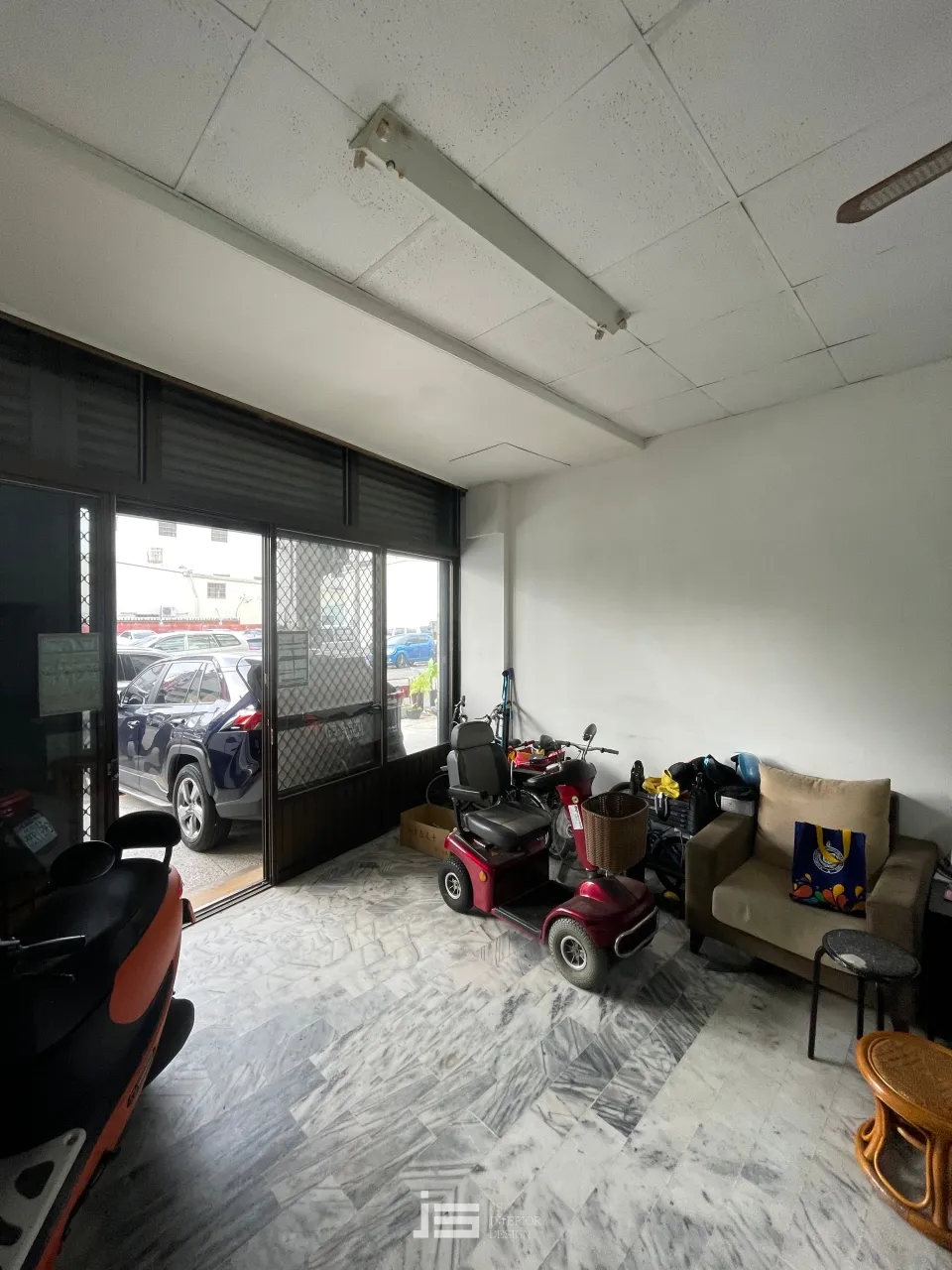 原始老屋的屋況昏暗狹長